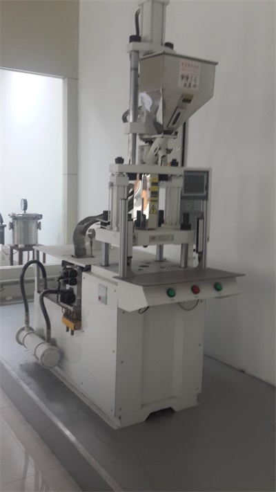 Keramikeinspritzformmaschine 